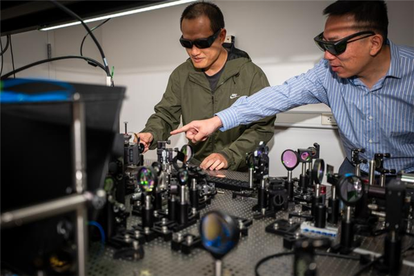 全光驱动计算机大突破：可编程芯片首次用光训练神经网络